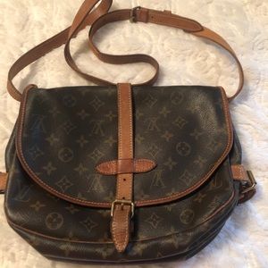 Authentic LOUIS VUITTON AR1901
Monogram Saumur